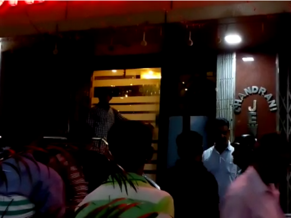 দিনেদুপুরে যোধপুর পার্কে সোনার দোকানে ডাকাতি দিনেদুপুরে যোধপুর পার্কে সোনার দোকানে ডাকাতি