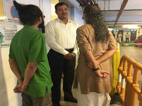 ধুতি-পাঞ্জাবি পরিহিত ব্যক্তিকে মল-এ ঢুকতে বাধা, পরে ইংরাজিতে কথা বলতেই যা ঘটল ধুতি-পাঞ্জাবি পরিহিত ব্যক্তিকে মল-এ ঢুকতে বাধা, পরে ইংরাজিতে কথা বলতেই যা ঘটল