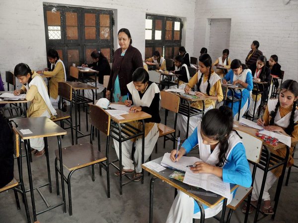 ছাত্রদের সামলাতে না পেরে বীরভূমের কো-এড স্কুলে আজব নিয়ম চালু ছাত্রদের সামলাতে না পেরে বীরভূমের কো-এড স্কুলে আজব নিয়ম চালু