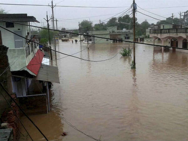 টানা বৃষ্টিতে রাজ্যে বন্যা পরিস্থিতি, ফুঁসছে নদী টানা বৃষ্টিতে রাজ্যে বন্যা পরিস্থিতি, ফুঁসছে নদী