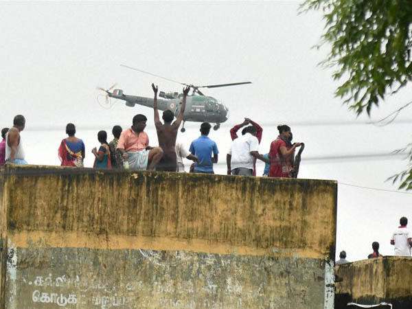 ঘাটালে ভিটের মায়ায় বন্যাদুর্গতরা ফেরাচ্ছেন সেনা-কপ্টারও ঘাটালে ভিটের মায়ায় বন্যাদুর্গতরা ফেরাচ্ছেন সেনা-কপ্টারও