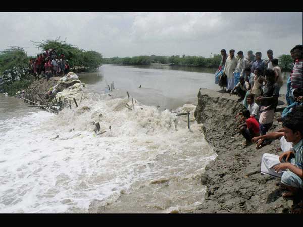 দুর্যোগ কমলেও উৎকন্ঠা বাড়ছে দুর্যোগ কমলেও উৎকন্ঠা বাড়ছে