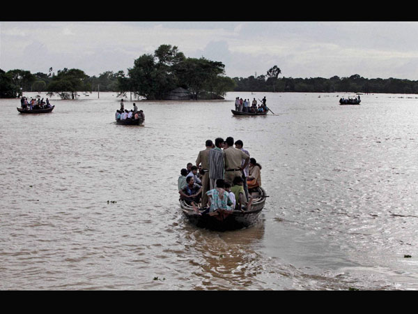 বাঁধ ভাঙা নদীর তোড়ে ভেসে গেল ঘাটালের গ্রাম, দুর্গতদের উদ্ধারে বায়ুসেনা-কপ্টার বাঁধ ভাঙা নদীর তোড়ে ভেসে গেল ঘাটালের গ্রাম, দুর্গতদের উদ্ধারে বায়ুসেনা-কপ্টার
