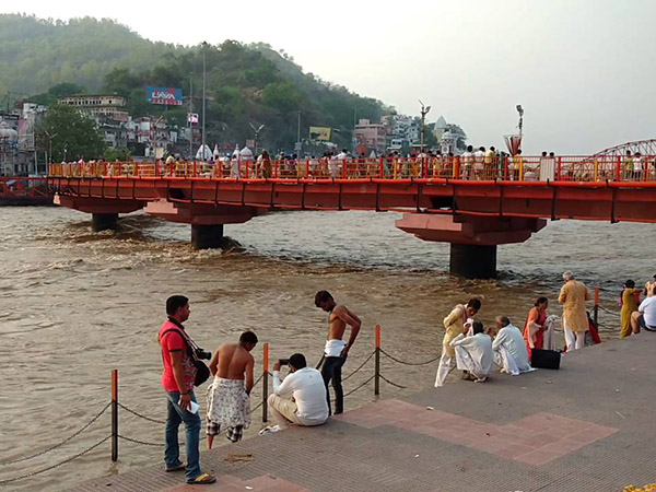 গঙ্গায় ময়লা ফেলতে গিয়ে ধরা পড়লেই জরিমানা ৫০ হাজার টাকা, কে দিল এমন নির্দেশ গঙ্গায় ময়লা ফেলতে গিয়ে ধরা পড়লেই জরিমানা ৫০ হাজার টাকা, কে দিল এমন নির্দেশ