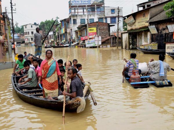 ঘাটালে ভিটের মায়ায় বন্যাদুর্গতরা ফেরাচ্ছেন সেনা-কপ্টারও ঘাটালে ভিটের মায়ায় বন্যাদুর্গতরা ফেরাচ্ছেন সেনা-কপ্টারও