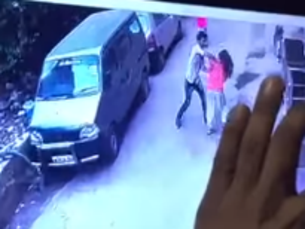 এত তরফা প্রেমের জের, দিল্লির রাস্তায় তরুণীকে কোপাল যুবক এত তরফা প্রেমের জের, দিল্লির রাস্তায় তরুণীকে কোপাল যুবক