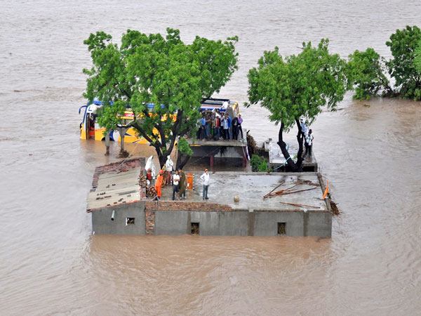 বন্যা বিধ্বস্ত গুজরাতে আকাশপথে পরিদর্শনে যাচ্ছেন মোদী, ত্রাণ শিবিরে ২৫ হাজার মানুষ বন্যা বিধ্বস্ত গুজরাতে আকাশপথে পরিদর্শনে যাচ্ছেন মোদী, ত্রাণ শিবিরে ২৫ হাজার মানুষ