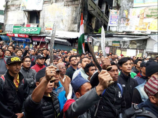আগুনে অশান্তি অব্যাহত পাহাড়ে, মোর্চা সমর্থকদের তাণ্ডবে ছারখার হয়ে যাচ্ছে দার্জিলিং আগুনে অশান্তি অব্যাহত পাহাড়ে, মোর্চা সমর্থকদের তাণ্ডবে ছারখার হয়ে যাচ্ছে দার্জিলিং