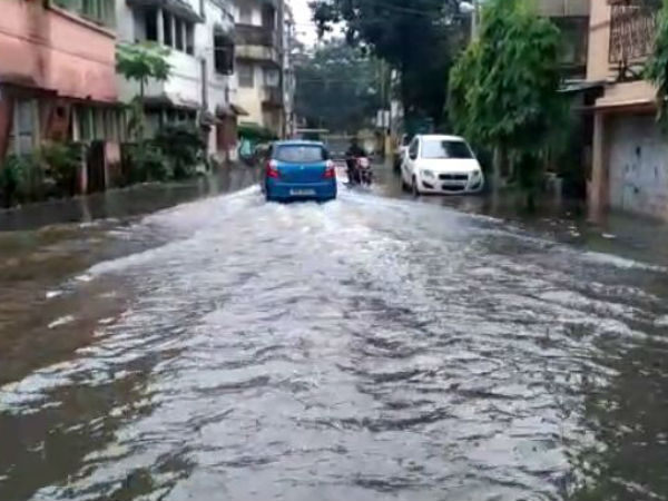 তিনদিনের টানা বৃষ্টিতে ভাসছে কলকাতা, জল-যন্ত্রণা শহরে তিনদিনের টানা বৃষ্টিতে ভাসছে কলকাতা, জল-যন্ত্রণা শহরে
