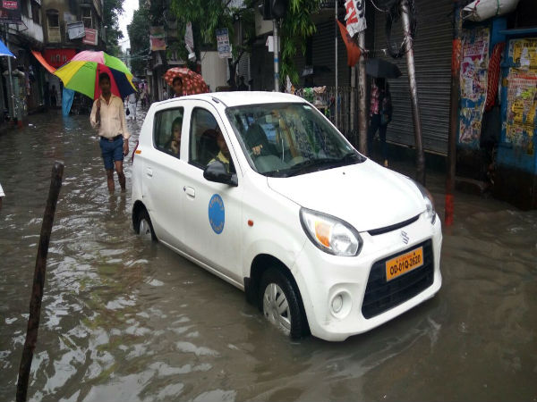 জলমগ্ন কলকাতার বিভিন্ন এলাকা, ভারী বৃষ্টি চলবে জলমগ্ন কলকাতার বিভিন্ন এলাকা, ভারী বৃষ্টি চলবে