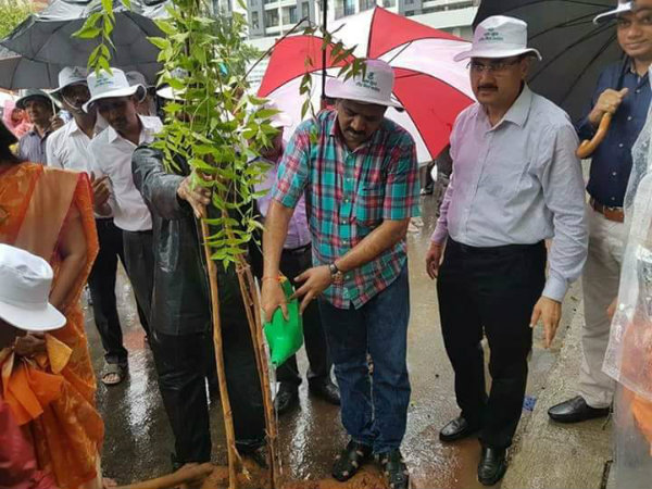 ভরা বৃষ্টির মধ্যে গাছে জল দিয়ে টুইটারে হাসির খোরাক বিজেপি নেতা, কোথায় ঘটল এমন ঘটনা ভরা বৃষ্টির মধ্যে গাছে জল দিয়ে টুইটারে হাসির খোরাক বিজেপি নেতা, কোথায় ঘটল এমন ঘটনা