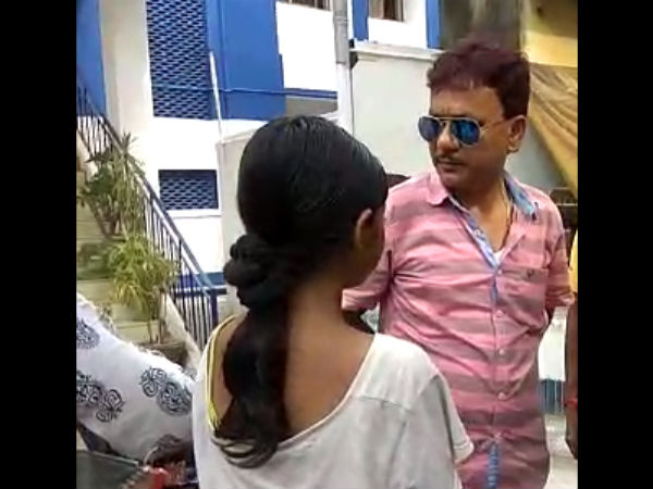 ২০০০ টাকার জন্য নিষিদ্ধ পল্লিতে মেয়েকে বিক্রি ২০০০ টাকার জন্য নিষিদ্ধ পল্লিতে মেয়েকে বিক্রি