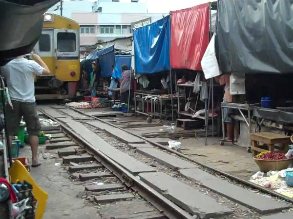 লাইনের ধারে ভরা বাজারে ঢুকল ট্রেন লাইনের ধারে ভরা বাজারে ঢুকল ট্রেন