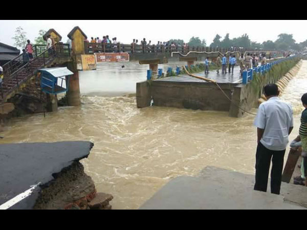 বাঁকুড়ায় বন্যা পরিস্থিতি, বিনপুরে প্লাবন,মায়াচরে ভাঙল বাঁধ বাঁকুড়ায় বন্যা পরিস্থিতি, বিনপুরে প্লাবন,মায়াচরে ভাঙল বাঁধ