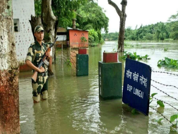 বন্যায় ভাসল এলাকা, তারই মাঝে কর্তব্যে অনড় জওয়ান, ইন্টারনেটে ভাইরাল ছবি বন্যায় ভাসল এলাকা, তারই মাঝে কর্তব্যে অনড় জওয়ান, ইন্টারনেটে ভাইরাল ছবি