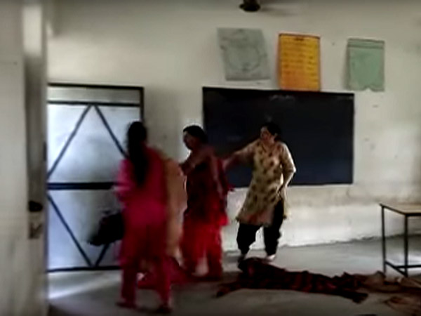 ক্লাসের ভেতরেই দুই শিক্ষিকার হাতাহাতি, কী হল তারপর দেখুন ভিডিও ক্লাসের ভেতরেই দুই শিক্ষিকার হাতাহাতি, কী হল তারপর দেখুন ভিডিও