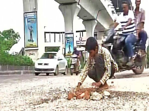 মানুষকে বাঁচাতে এভাবেই খানাখন্দ বুজিয়ে চলেছে ১২ বছরের ছোট্ট ছেলেটি মানুষকে বাঁচাতে এভাবেই খানাখন্দ বুজিয়ে চলেছে ১২ বছরের ছোট্ট ছেলেটি