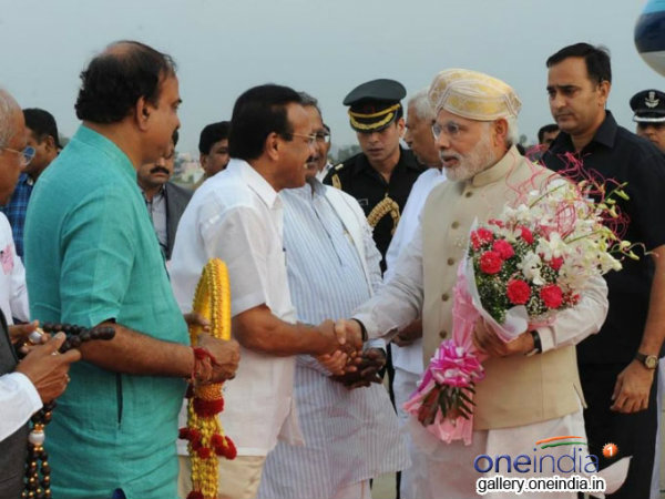 মোদীকে অভ্যর্থনা জানানোর নতুন নিয়ম বাতলে দিল কেন্দ্র মোদীকে অভ্যর্থনা জানানোর নতুন নিয়ম বাতলে দিল কেন্দ্র