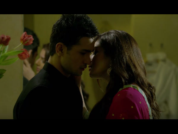 রবিনা কে চুমু খেতে গিয়ে হাত পা কেঁপে গেল এই তরুন অভিনেতার রবিনা কে চুমু খেতে গিয়ে হাত পা কেঁপে গেল এই তরুন অভিনেতার