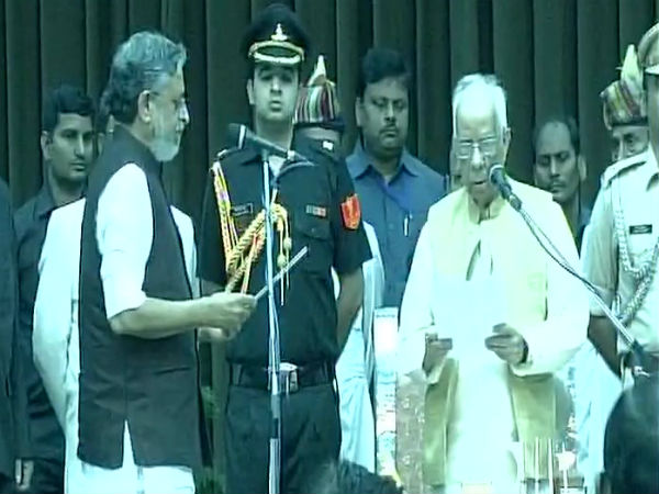 ষষ্ঠবারের জন্য বিহারের মুখ্যমন্ত্রীর মসনদে নীতীশ কুমার, উপমুখ্যমন্ত্রী সুশীল মোদী ষষ্ঠবারের জন্য বিহারের মুখ্যমন্ত্রীর মসনদে নীতীশ কুমার, উপমুখ্যমন্ত্রী সুশীল মোদী