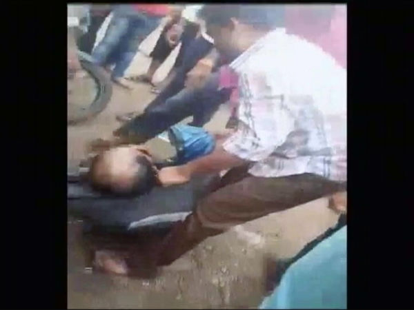 গো-মাংসে এবার তাণ্ডব নাগপুরে, স্কুটার থেকে ফেলে বেধড়ক মার গো-মাংসে এবার তাণ্ডব নাগপুরে, স্কুটার থেকে ফেলে বেধড়ক মার