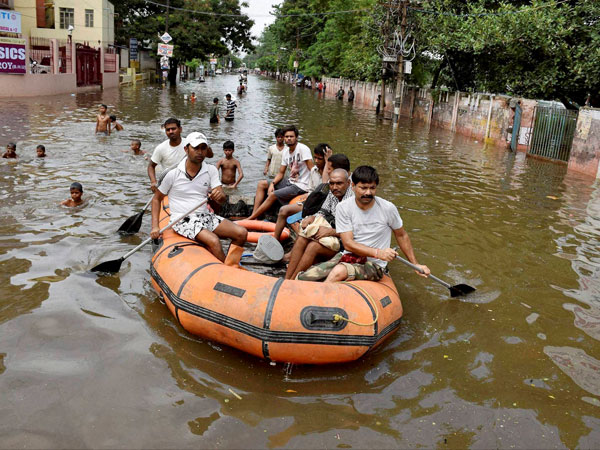 বানভাসী বিহার জুড়ে স্বজন হারানোর কান্না,মৃতের সংখ্যা বেড়ে ৩০০, বাতিল ১১ টি ট্রেন বানভাসী বিহার জুড়ে স্বজন হারানোর কান্না,মৃতের সংখ্যা বেড়ে ৩০০, বাতিল ১১ টি ট্রেন