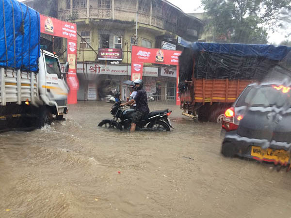 সকাল থেকে কতটা বৃষ্টি হয়েছে বানভাসি মুম্বইয়ের বিভিন্ন এলাকায় সকাল থেকে কতটা বৃষ্টি হয়েছে বানভাসি মুম্বইয়ের বিভিন্ন এলাকায়