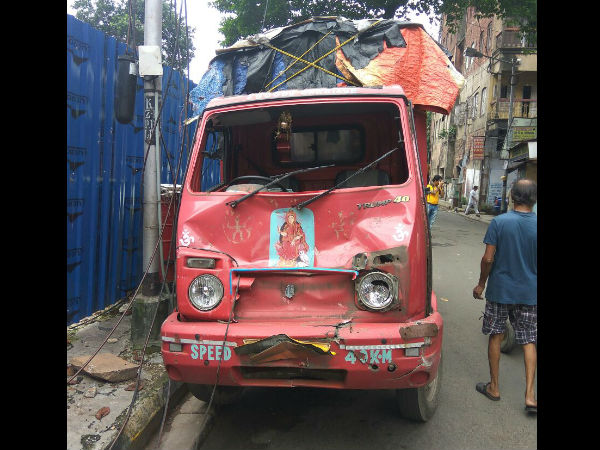 কাকভোরে শহরে দুর্ঘটনা, হাত কাটা গেল মহিলার কাকভোরে শহরে দুর্ঘটনা, হাত কাটা গেল মহিলার