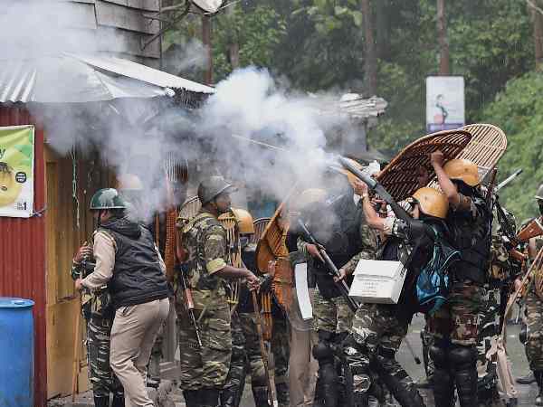 এবার বিস্ফোরণ কালিম্পং-এর পেশক সেতুতে, অশান্তিতে ক্রমশ স্পষ্ট নেপালের মাওবাদী যোগ এবার বিস্ফোরণ কালিম্পং-এর পেশক সেতুতে, অশান্তিতে ক্রমশ স্পষ্ট নেপালের মাওবাদী যোগ