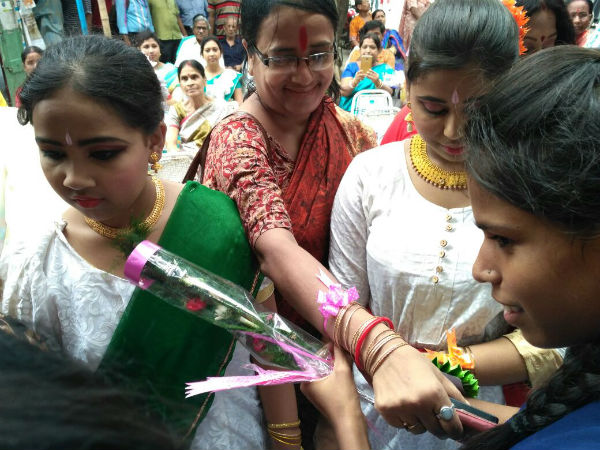 বিয়ে রুখে দেওয়া নাবালিকাদের হাত ধরে রাখি বন্ধন উৎসব বেহালায় বিয়ে রুখে দেওয়া নাবালিকাদের হাত ধরে রাখি বন্ধন উৎসব বেহালায়