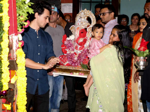 অর্পিতার বাড়িতে পুজো