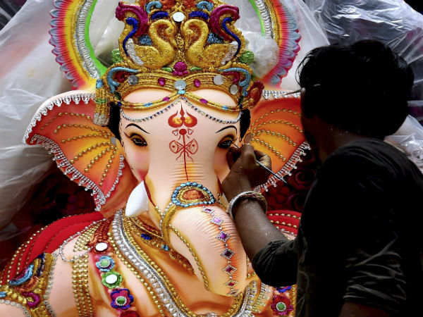 মুম্বইয়ের বিখ্যাত 'লালবাগুচা রাজা'-র গণেশ মূর্তী এবার বিষ্ণু অবতারের আদলে, দেখুন ছবি মুম্বইয়ের বিখ্যাত 'লালবাগুচা রাজা'-র গণেশ মূর্তী এবার বিষ্ণু অবতারের আদলে, দেখুন ছবি