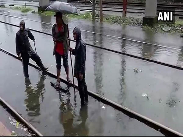 ২০০৫ সালে একযুগ আগেও এভাবেই বৃষ্টিতে বিপর্যস্ত হয়েছিল মুম্বই ২০০৫ সালে একযুগ আগেও এভাবেই বৃষ্টিতে বিপর্যস্ত হয়েছিল মুম্বই