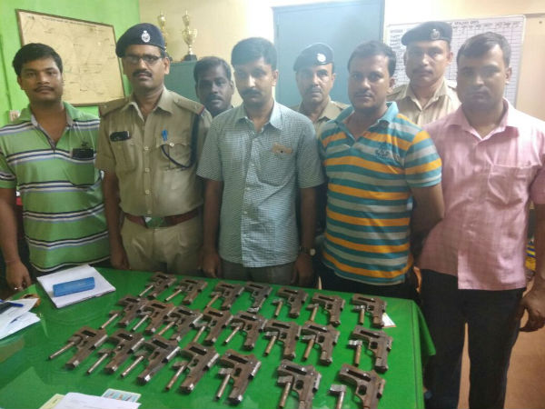 শিয়ালদহে আগ্নেয়াস্ত্র উদ্ধারে প্রশ্নে যাত্রী নিরাপত্তা শিয়ালদহে আগ্নেয়াস্ত্র উদ্ধারে প্রশ্নে যাত্রী নিরাপত্তা