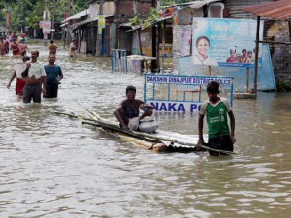 বন্যায় বিপর্যস্ত মালদা, প্লাবিত বিএসএফ ক্য়াম্প, এখনও বিচ্ছিন্ন হরিশ্চন্দ্রপুর বন্যায় বিপর্যস্ত মালদা, প্লাবিত বিএসএফ ক্য়াম্প, এখনও বিচ্ছিন্ন হরিশ্চন্দ্রপুর