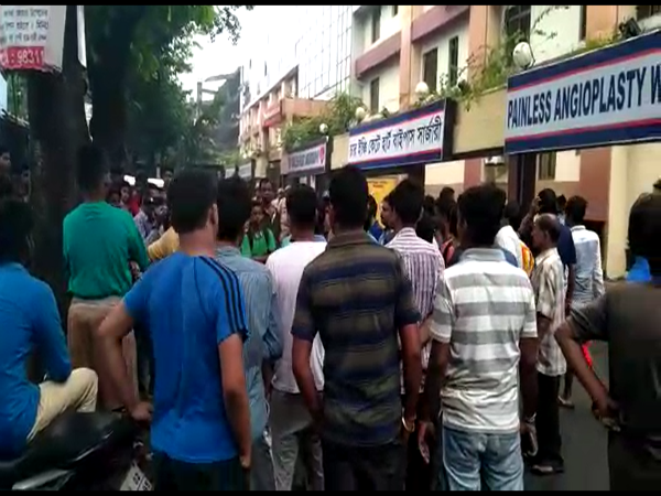 বিনা চিকিৎসায় রোগী মৃত্যুর অভিযোগ, ফের কাঠগড়ায় এই বেসরকারি হাসপাতাল বিনা চিকিৎসায় রোগী মৃত্যুর অভিযোগ, ফের কাঠগড়ায় এই বেসরকারি হাসপাতাল