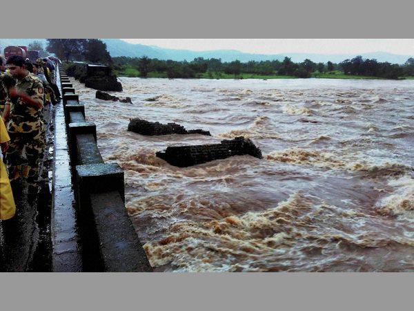 কল্যাণীর ঈশ্বরীগুপ্ত সেতুতে ফের বন্ধ যান চলাচল কল্যাণীর ঈশ্বরীগুপ্ত সেতুতে ফের বন্ধ যান চলাচল