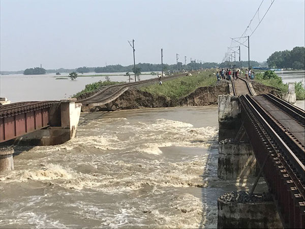 ভাঙা পথেই কলকাতা-নিউ জলপাইগুড়ি ট্রেন, স্বাভাবিক পরিষেবা পেতে এখনও দেরি ভাঙা পথেই কলকাতা-নিউ জলপাইগুড়ি ট্রেন, স্বাভাবিক পরিষেবা পেতে এখনও দেরি