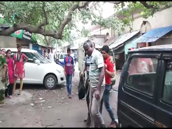 একবালপুরে যুবকের দেহ উদ্ধারের পিছনে রয়েছে শারীরিক সম্পর্কের তত্ত্ব একবালপুরে যুবকের দেহ উদ্ধারের পিছনে রয়েছে শারীরিক সম্পর্কের তত্ত্ব