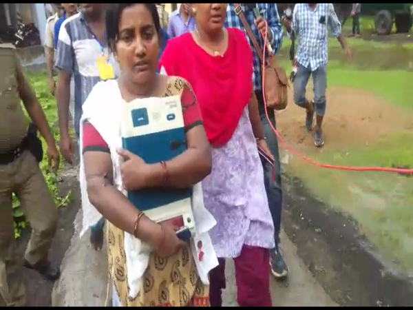 পুরভোটে ইভিএম বোগলদাবা করে ছুট, তারপর কী হল পুরভোটে ইভিএম বোগলদাবা করে ছুট, তারপর কী হল