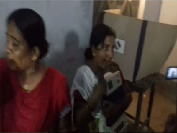 পুরভোটে ইভিএম বোগলদাবা করে ছুট, তারপর কী হল পুরভোটে ইভিএম বোগলদাবা করে ছুট, তারপর কী হল