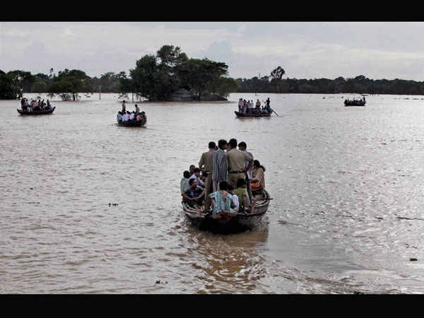 রাজ্যে মাত্র তিন জেলা বন্যা কবলিত ঘোষণা সরকারের রাজ্যে মাত্র তিন জেলা বন্যা কবলিত ঘোষণা সরকারের