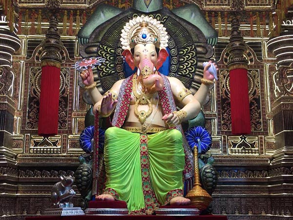 মুম্বইয়ের বিখ্যাত 'লালবাগুচা রাজা'-র গণেশ মূর্তী এবার বিষ্ণু অবতারের আদলে, দেখুন ছবি মুম্বইয়ের বিখ্যাত 'লালবাগুচা রাজা'-র গণেশ মূর্তী এবার বিষ্ণু অবতারের আদলে, দেখুন ছবি