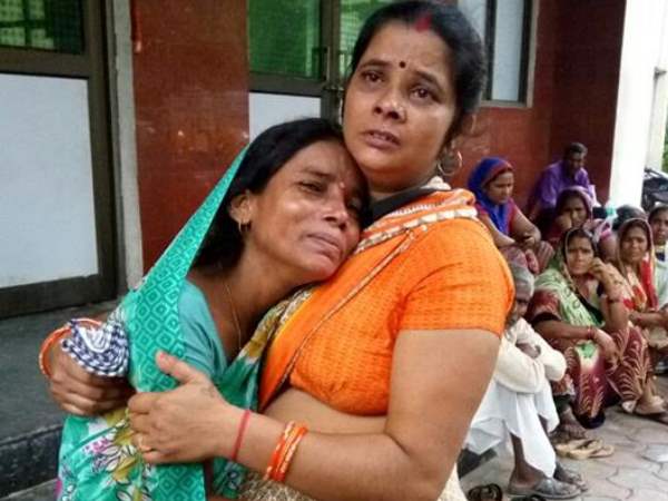 চারটি হাসপাতালে ঘুরেও মেেলনি চিকিৎসা