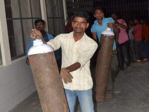 গোরক্ষপুর শিশুমৃত্যুর ঘটনায় কড়া পদক্ষেপ যোগী আদিত্যনাথের, সরালেন আমলাকেও গোরক্ষপুর শিশুমৃত্যুর ঘটনায় কড়া পদক্ষেপ যোগী আদিত্যনাথের, সরালেন আমলাকেও