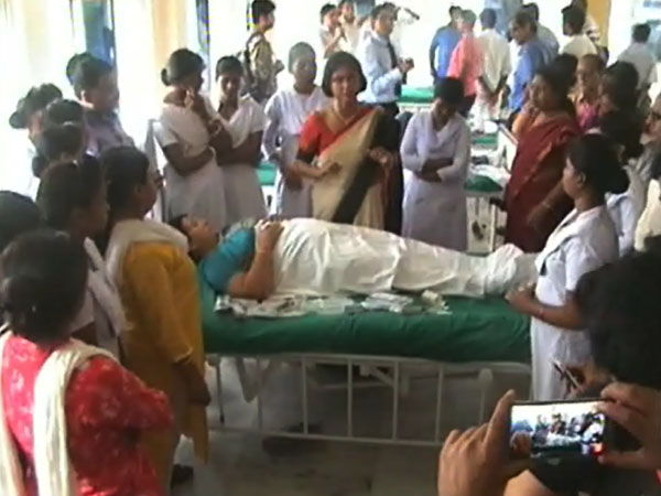 বিনামূল্যে ভিডিওকলের মাধ্য়মে চিকিৎসা পরিষেবা এইসব এলাকায় বিনামূল্যে ভিডিওকলের মাধ্য়মে চিকিৎসা পরিষেবা এইসব এলাকায়