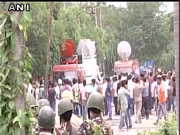 আইন-শৃঙ্খলা নিয়ন্ত্রণের নামে প্রহসন, ৩ রাজ্যে যা ঘটল তাতে প্রশাসনকে ধিক্কার জানাবে মানুষ আইন-শৃঙ্খলা নিয়ন্ত্রণের নামে প্রহসন, ৩ রাজ্যে যা ঘটল তাতে প্রশাসনকে ধিক্কার জানাবে মানুষ