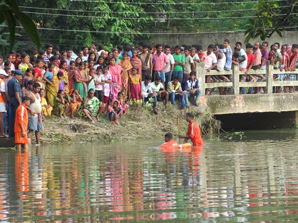 দাদু-দিদাকে অনুসরণ করে বন্যার জলে, হরিশ্চন্দ্রপুরে তলিয়ে গেল শিশু দাদু-দিদাকে অনুসরণ করে বন্যার জলে, হরিশ্চন্দ্রপুরে তলিয়ে গেল শিশু