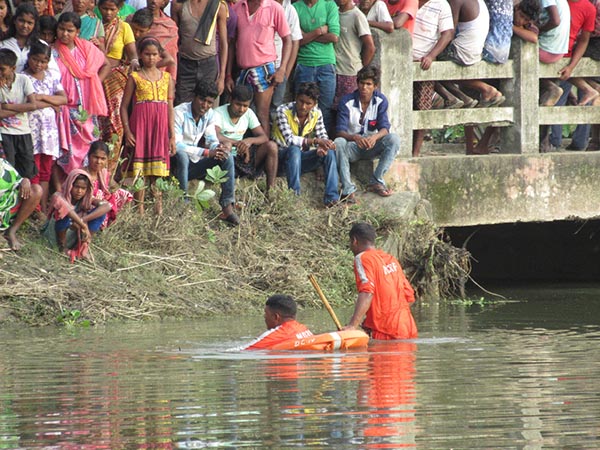 দাদু-দিদাকে অনুসরণ করে বন্যার জলে, হরিশ্চন্দ্রপুরে তলিয়ে গেল শিশু দাদু-দিদাকে অনুসরণ করে বন্যার জলে, হরিশ্চন্দ্রপুরে তলিয়ে গেল শিশু