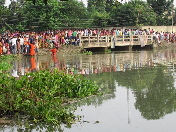 দাদু-দিদাকে অনুসরণ করে বন্যার জলে, হরিশ্চন্দ্রপুরে তলিয়ে গেল শিশু দাদু-দিদাকে অনুসরণ করে বন্যার জলে, হরিশ্চন্দ্রপুরে তলিয়ে গেল শিশু